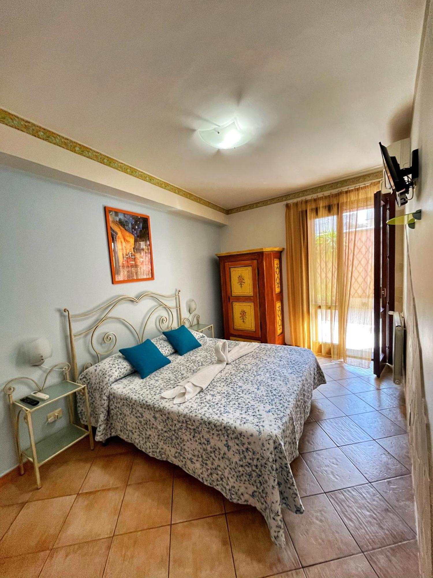 Couette-café Epos Acitrezza
